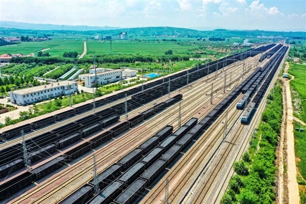 8倍于复兴号标准动车组!超长火车震撼再现:到底有多少节车厢