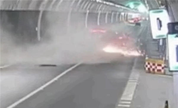 隧道内轿车突然上墙四轮朝天 司机：当时正牵着老婆的手