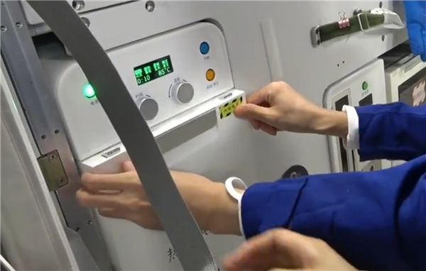 中国空间站首次迎来太空烤箱:航天员在太空吃上了烤鸡翅