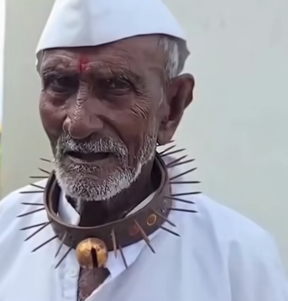 为防豹子偷袭 印度村民戴上了“脖圈”