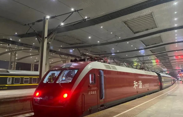 网友称乘客在火车内吸烟 12306:普速列车车厢连接处允许吸烟