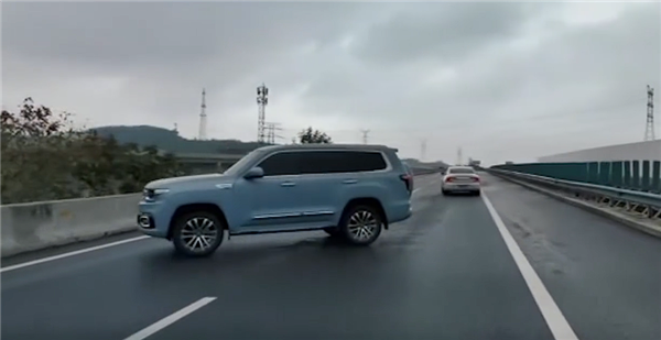 高速上掉头吓得小车紧急闪避 司机:我以为自己逆行了 赶紧纠错