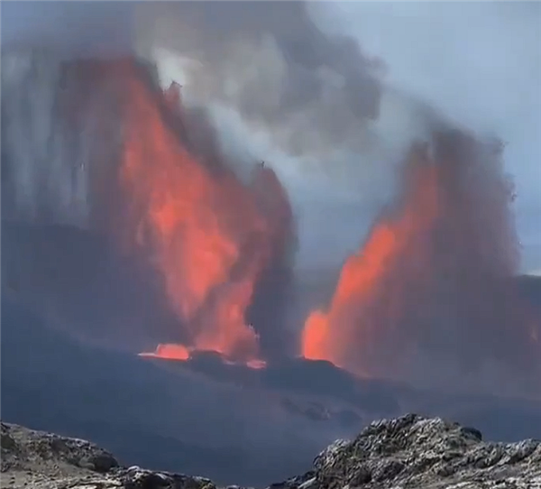 夏威夷基拉韦厄火山喷发:形成高达1500英尺的“熔岩之翼”