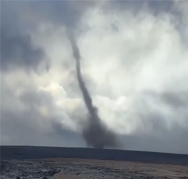 夏威夷基拉韦厄火山喷发:形成高达1500英尺的“熔岩之翼”