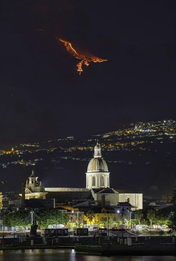 夏威夷基拉韦厄火山喷发:形成高达1500英尺的“熔岩之翼”