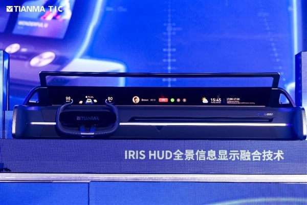 天马发布49.6英寸车载全景沉浸天轩屏：能变弯的中控屏也来了