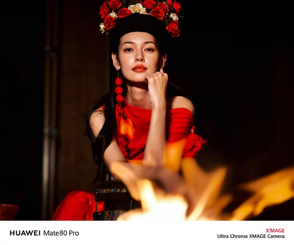 何刚晒华为Mate 80系列实拍样张:红枫影像色彩表现一绝