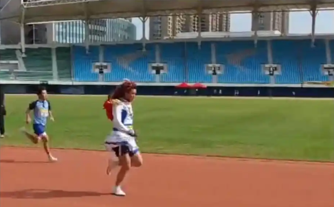 男生穿裙戴假发跑步夺冠遭取消成绩引争议 当地已介入处置