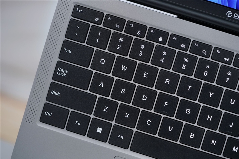 奥睿科Obook超能本评测：外设龙头的跨界作品 设计独特充满品牌特点