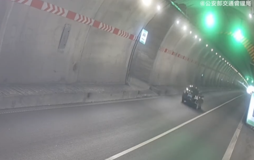 轿车在高速隧道里掉头 交警怒批:命重要还是你的方便重要