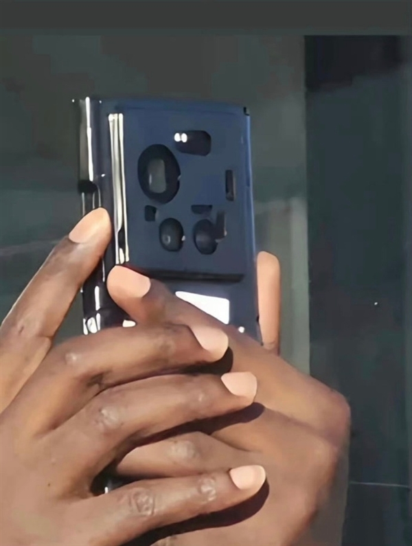 第一款骁龙8E5超大杯!小米17 Ultra真机现身:确认四摄改三摄