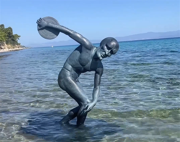 为迷惑后世考古学家 男子订做章鱼哥版 “掷铁饼者” 青铜像沉到海底