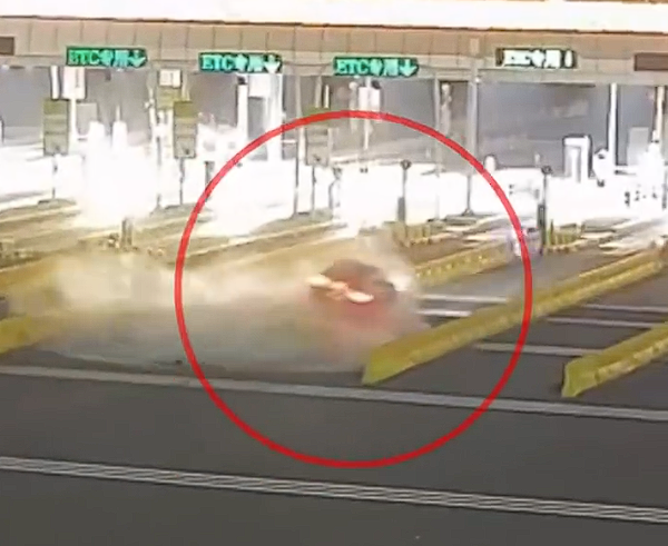 打着盹儿连撞30米水马 司机:开了辅助驾驶