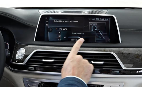 还得实体键！研究证实开车操作屏幕可使车道偏离幅度增大40%