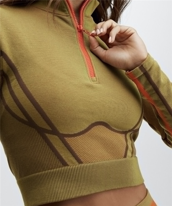 2025年的最后一件爆款 藏在你爸的衣柜里