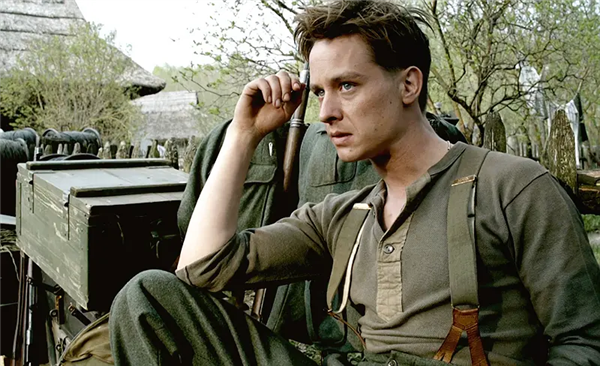 2025年的最后一件爆款 藏在你爸的衣柜里