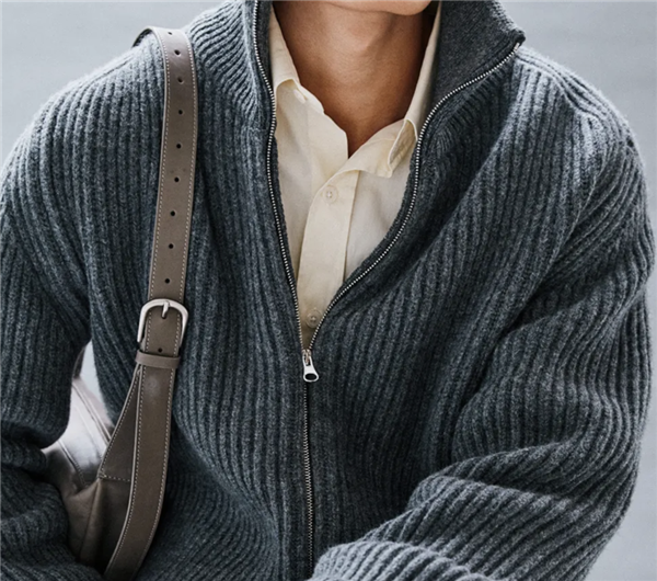 2025年的最后一件爆款 藏在你爸的衣柜里