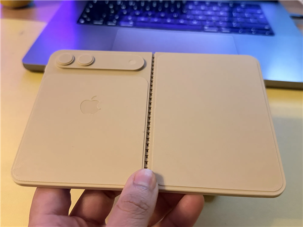 苹果首款折叠屏蓄势待发!iPhone Fold机模出炉