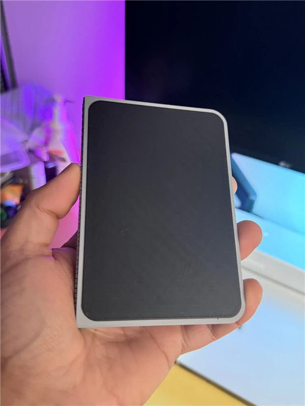 苹果首款折叠屏蓄势待发!iPhone Fold机模出炉