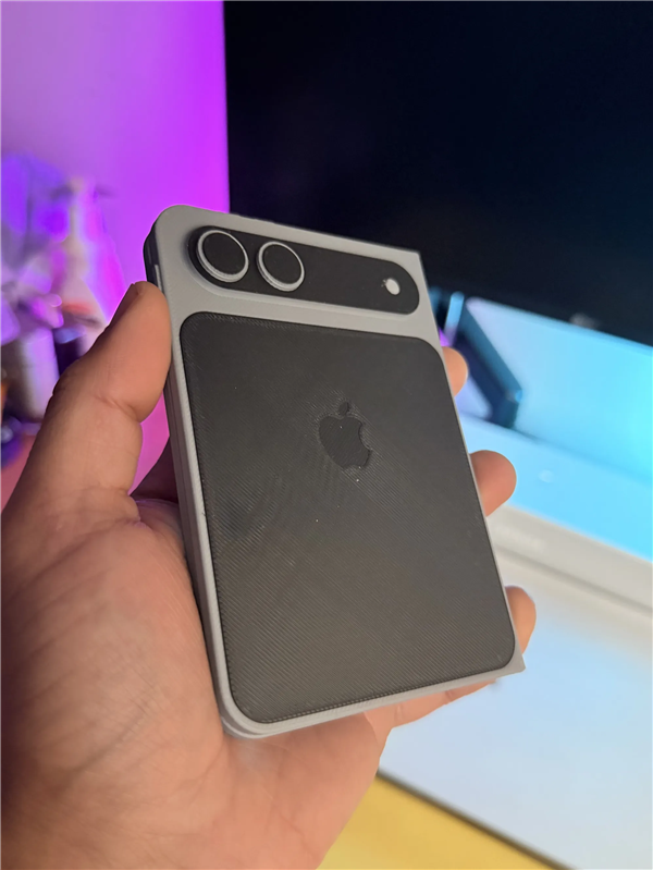 苹果首款折叠屏蓄势待发!iPhone Fold机模出炉