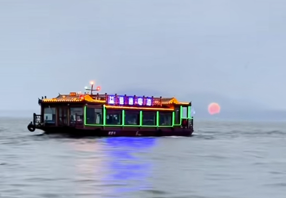 创意满分！武汉东湖将摩天轮爆改“人造太阳”：游客不白来