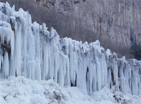 绵延几千米！山西通天峡现冰瀑冰挂群景观：宛若童话世界