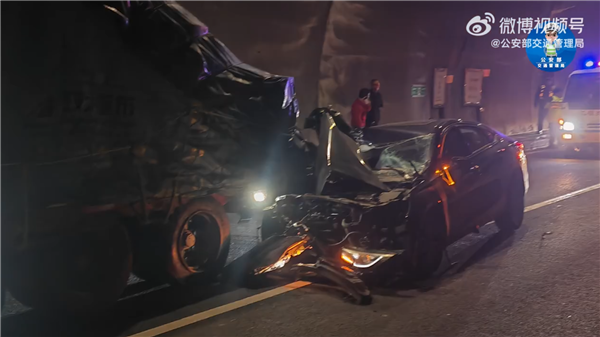 男子高速上边开车边看短剧 追尾半挂被拖行 A柱都没了