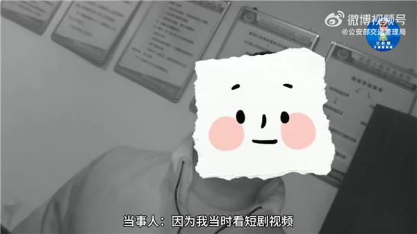 男子高速上边开车边看短剧 追尾半挂被拖行 A柱都没了