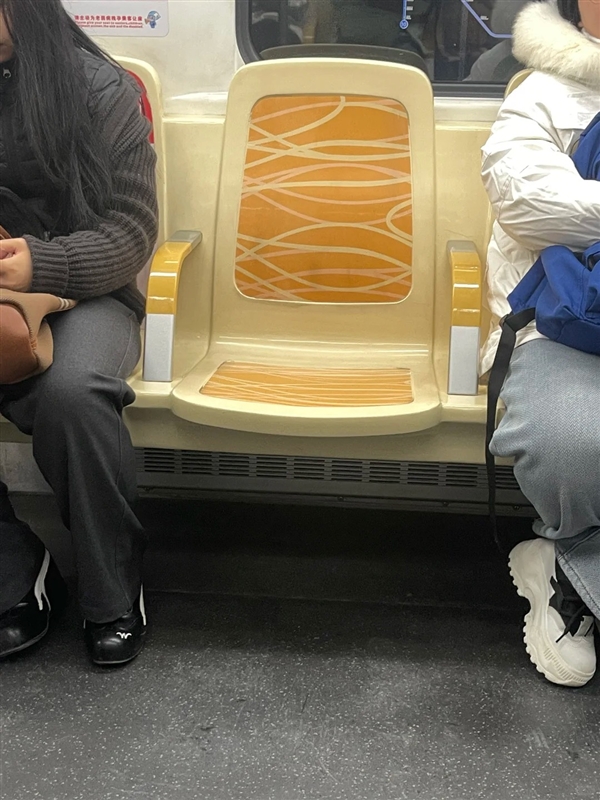成都地铁1人1座 网友：建议全国推广