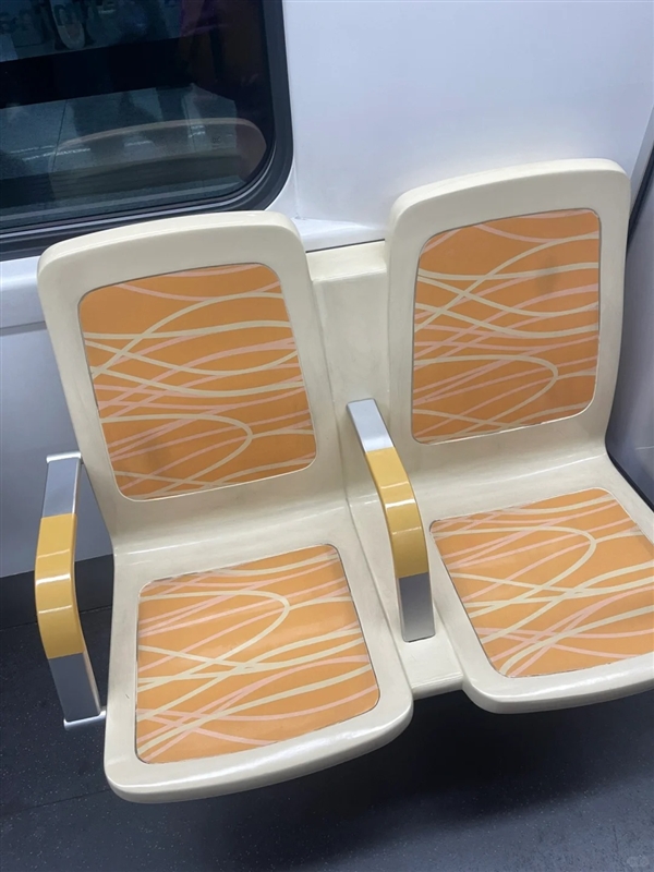 成都地铁1人1座 网友：建议全国推广