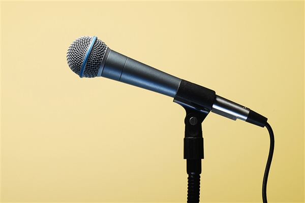 公司年会直播唱流行歌被判侵权：最终赔偿4万元