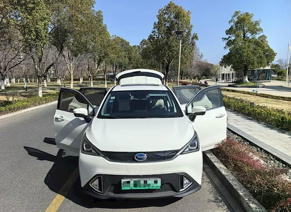 第一代新能源车主:说换电池贵都是扯 有本事把电池开坏试试