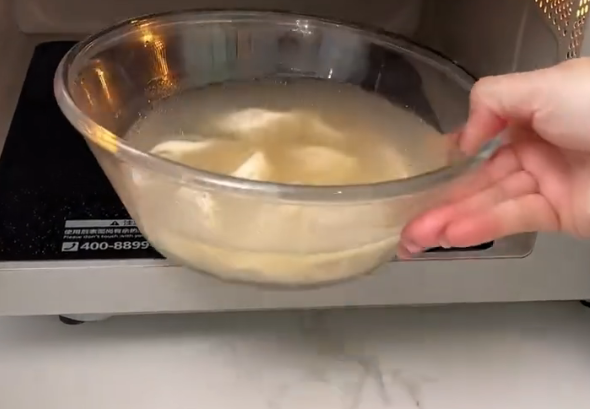 揭秘微波炉的无火魔法：水分子的狂舞与摩擦生热