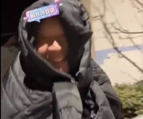 河南一村庄自办歌舞晚会 于东来蒙着脑袋围观被抓包 被主持人邀请上台：我是偷偷来玩的