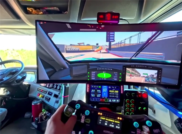 史上最发烧卡车司机！副驾藏了一台价值4万元的RTX 5080高端PC：随时能玩赛车模拟器