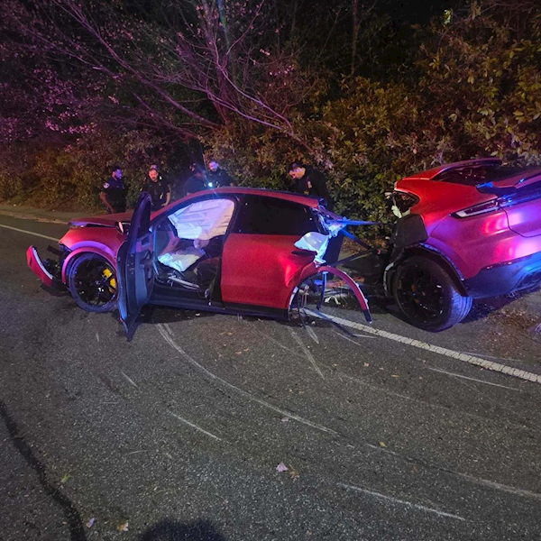 保时捷卡宴严重车祸后断成两截 驾驶员奇迹生还