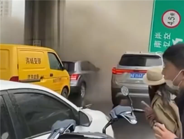 标注AI生成绝非免责条款！网民造谣立交桥倒塌被拘6天