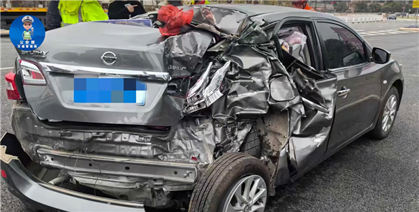 男子开轩逸错过高速出口强行连变3车道被货车制裁：整车报废